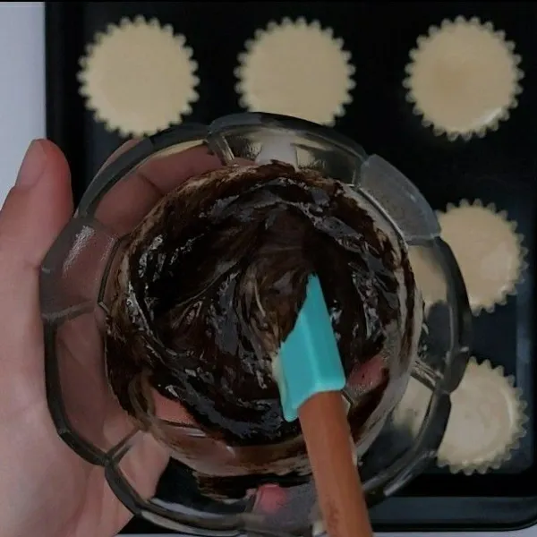 Ambil 1sdm adonan, beri pasta coklat. Masukkan kepiping bag untuk membuat motif.