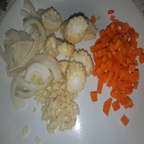 Potong-potong bawang bombai, jagung muda, dan cincang bawang putih