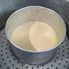 Tuang kedalam loyang yang sudah di oles campuran margarin, minyak dan terigu, kukus selama 30 menit api sedang, kukusan sudah dipanaskan terlebih dahulu, tutup dengan serbet double, setelah matang biarkan dingin belah menjadi dua poles dengan buttercream dan taburi keju parut.