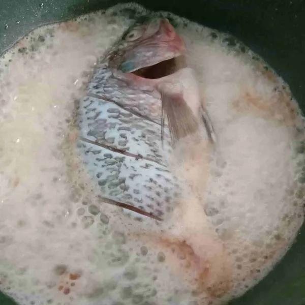 Cuci bersih ikan nila, kemudian marinasi dengan ketumbar bubuk, bawang putih bubuk, lada, kaldu bubuk, garam, marinasi selama 15-30 menit. Goreng hingga matang dan sisihkan.