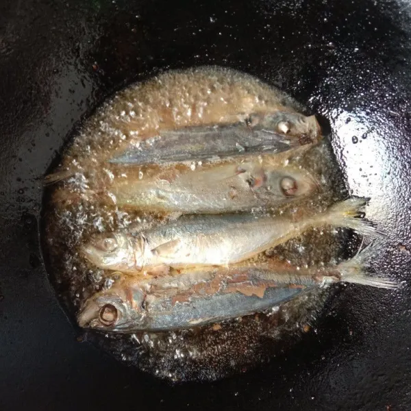 Cuci bersih ikan pindang lalu goreng sampai matang.