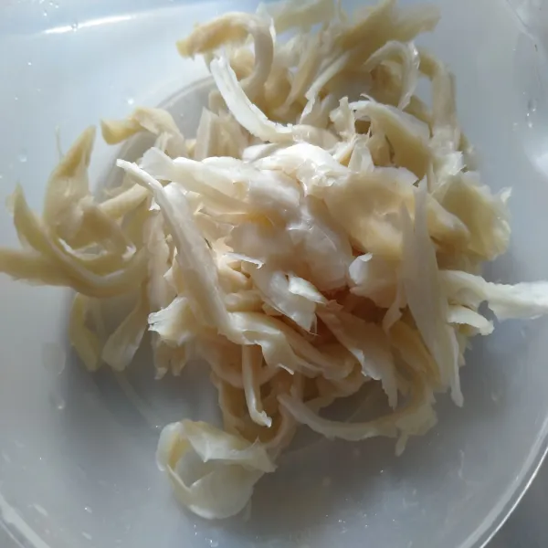 Cuci bersih jamur tiram, kemudian suwir-suwir