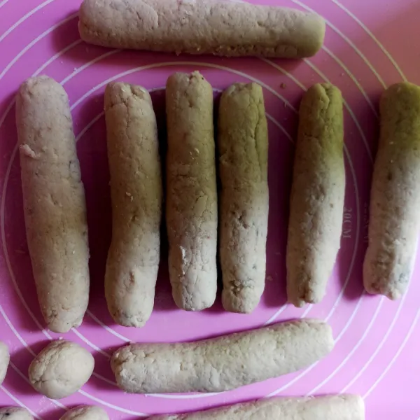 Bentuk lonjong panjang, jika lengket taburi alas atau tangan dengan tapioka.