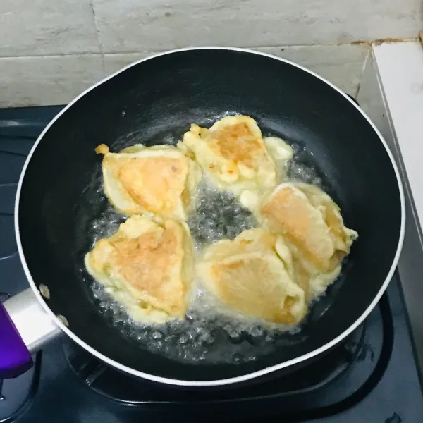 Panaskan minyak lalu goreng dengan api sedang hingga warna kecoklatan dan terlihat krispi, angkat dan sajikan selagi hangat.