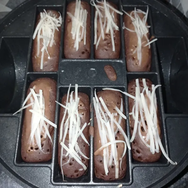Panaskan cetakan pukis dengan api kecil sekali oles dengan margarin jika cetakan sudah panas tuang adonan jangan sampai penuh 3/4 lubang saja kemudian tutup sebentar dan beri topping lalu tutup dan masak sampai matang
