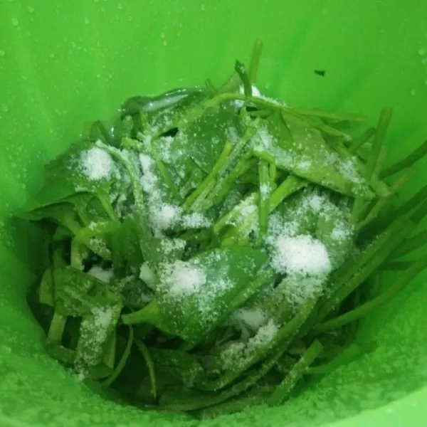 Cuci bersih daun genjer, rendam dengan garam secukupnya, diamkan 30 menit, bilas kembali dan tiriskan