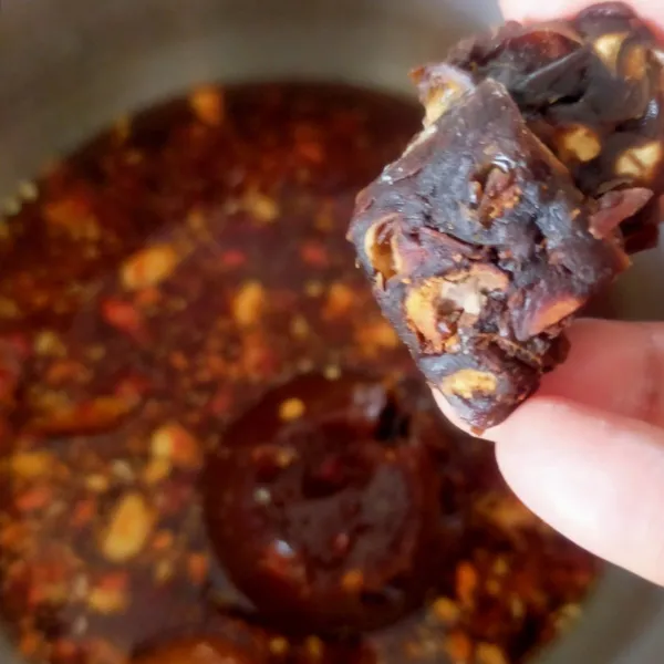 Cuko : Rebus air, masukkan gula merah. Masak sampai gula masukkan bawang putih dan cabai yg telah dihaluskan. Kemudian masukkan ebi halus,gula pasir, garam dan asam jawa.test. Saring cuko. Cuko siap dinikmati dengan pempek.