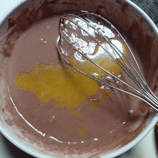 Masukan lelehan margarin dan pasta dark coklat aduk rata
