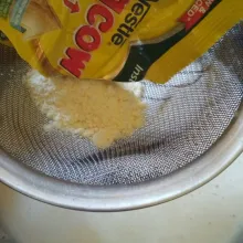 Tambahkan susu bubuk, tepung terigu, dan baking powder dengan cara di ayak aduk asal rata saja.