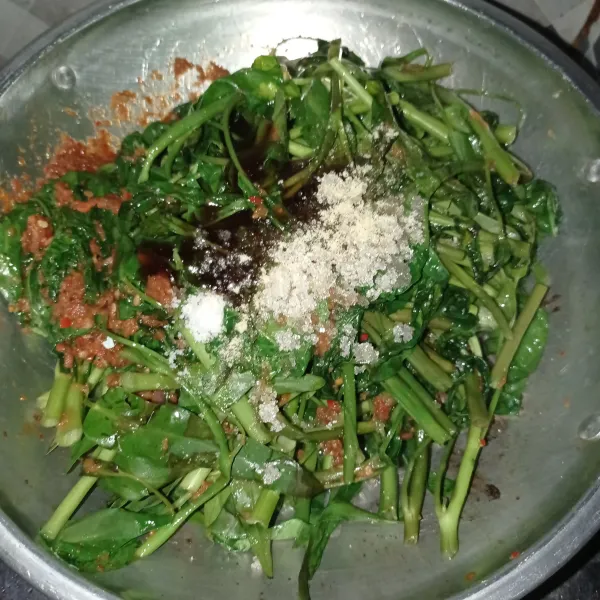 Masukan semua bumbu dan sisa bahan, aduk rata