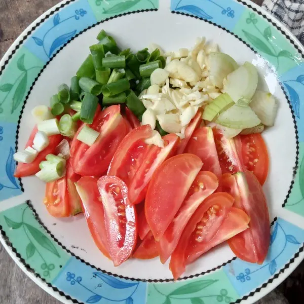 Potong-potong tomat, daun bawang dan bawang bombai, cincang bawang putih.