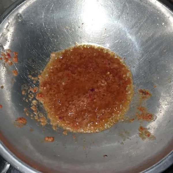 Tumis bumbu halus sampai matang