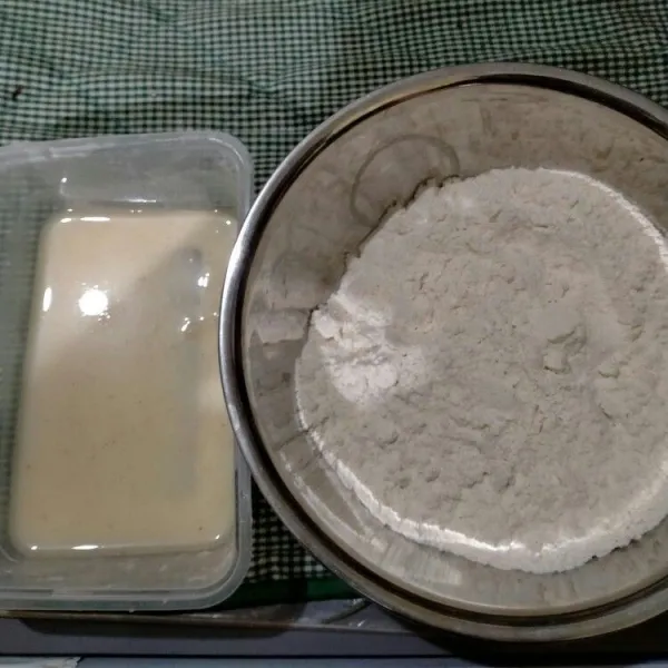 Siapkan 2 wadah. Masing-masing masukkan 3 sdm tepung terigu dan 4 sdm tepung serbaguna, untuk tepung basah tambahkan 50 ml air.