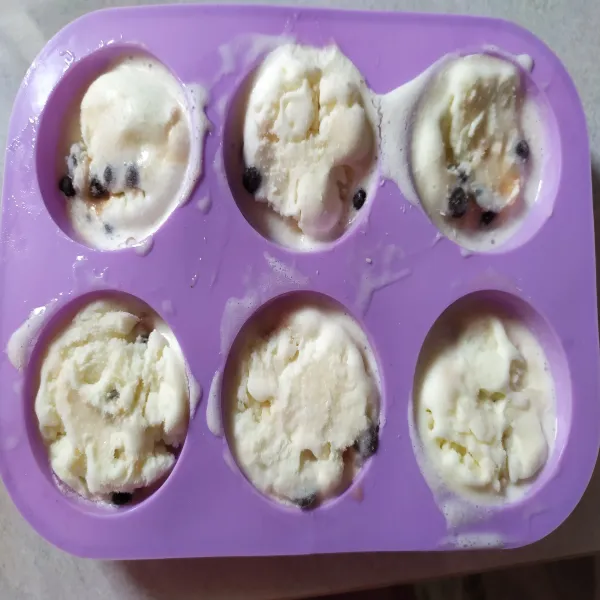 Bekukan ice cream di cetakan half ball cake selama 2 jam
