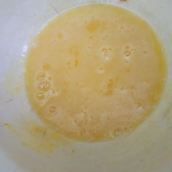 kocok telur ayam beserta gula pasir hingga gula larut