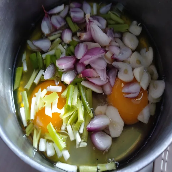 Campurkan telur dengan bawang merah, bawang putih serta daun bawang.