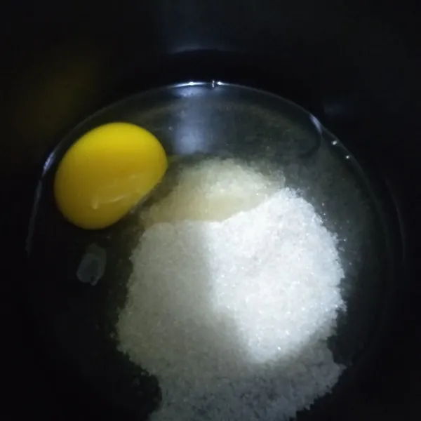 Campurkan gula dan telur. Aduk sampai gula larut