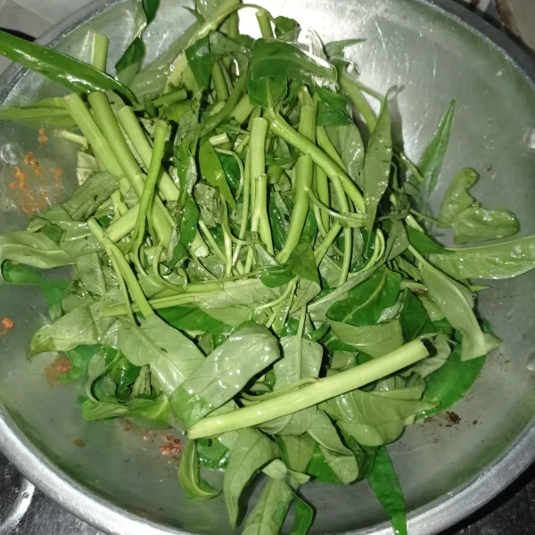 Masukan kangkung, aduk rata