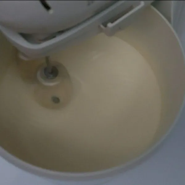 Mixer dengan kecepatan tinggi, telur, gula dan vanili sampai mengembang putih dan kental berjejak.