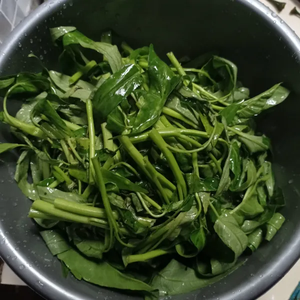 Siangi kangkung lalu cuci sampai bersih