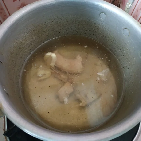 Membuat kuah: rebus tulang ayam dan bawang putih sampai mendidih. Bumbui dengan garam dan kaldu bubuk. Jangan lupa cek rasa.