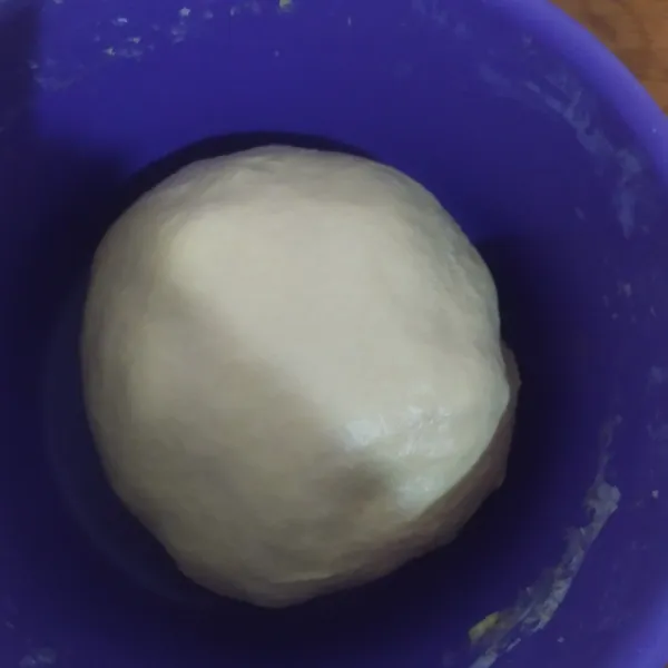 Bulatkan lalu diamkan adonan selama 10 menit