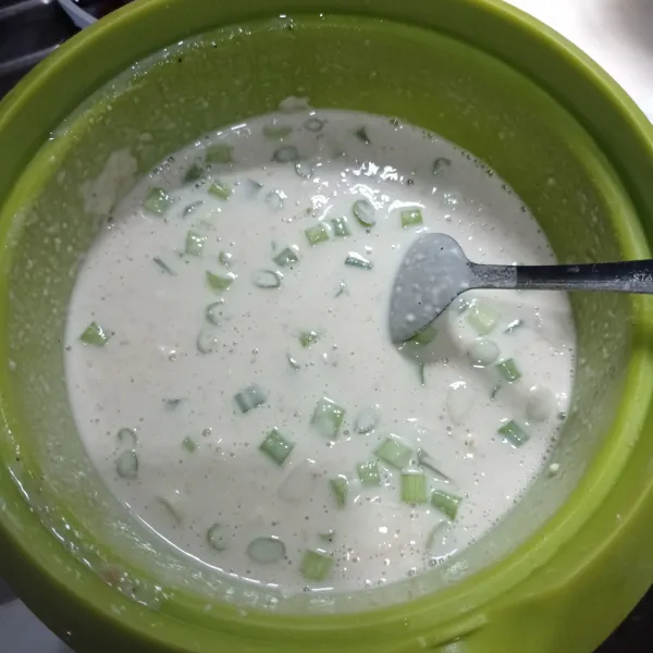 lLalu masukan bumbu halus dan air, aduk sampai tidak ada yang bergerindil.