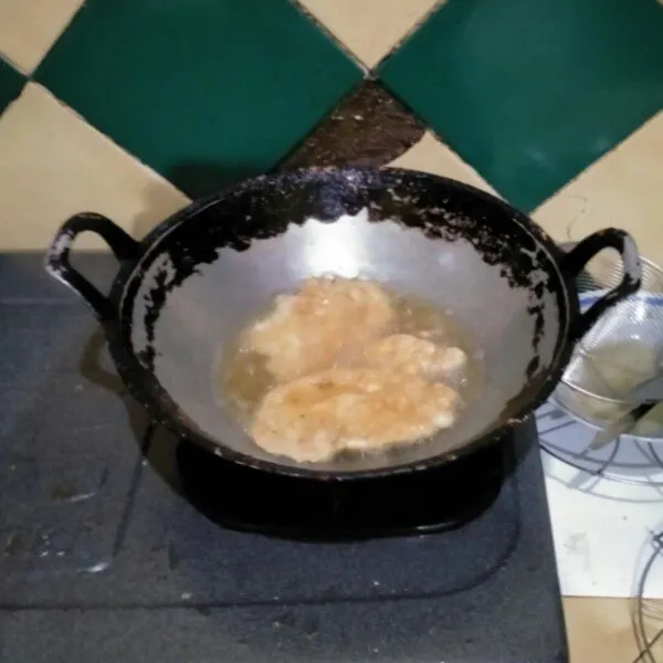Siapkan minyak panas kemudian goreng ayam hingga kuning keemasan