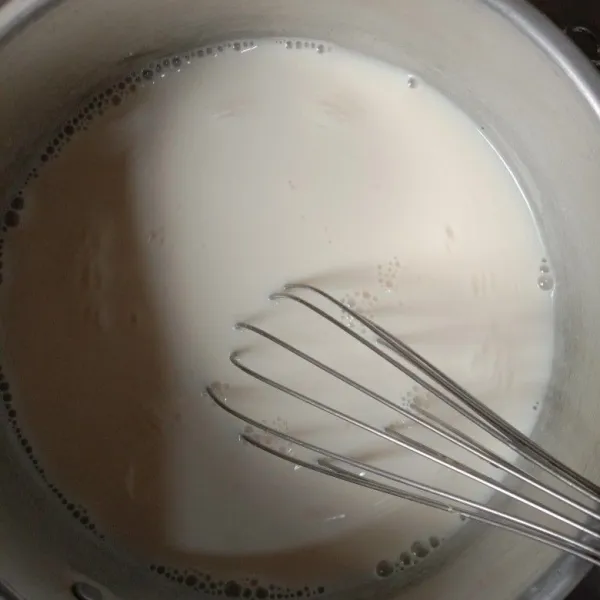 Panaskan susu, agar-agar, bubuk jelly garam dan gula.