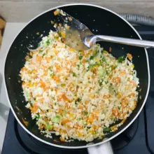 Siapkan wajan panaskan minyak lalu tumis bumbu halus, ceplok telur lalu orak-arik. Tambahkan isi tahu aduk rata, tambahkan tauge, wortel, daun bawang dan beri air, garam, penyedap rasa aduk hingga semua merata.