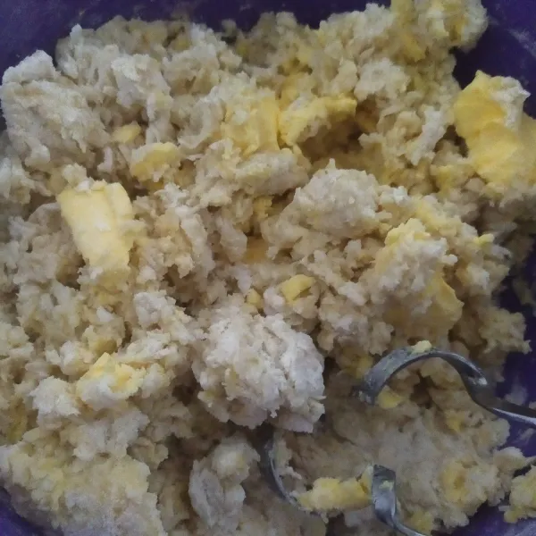 Lalu tambahkan butter margarin bersama garam, uleni dengan mixer sampai kalis elastis, saya menggunakan mixer spiral diuleni selama 25 menit