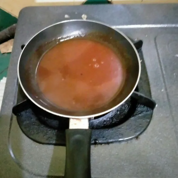 Untuk saus, masukkan saus tomat, saus sambal, saus tiram dan 100 ml air. Aduk rata hingga saus mengental.