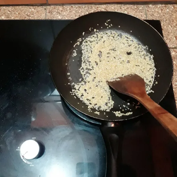 Masukkan quinoa ke saringan, kemudian bersihkan di air mengalir. Setelah itu masak quinoa dengan 100 ml air dengan menggunakan api kecil.