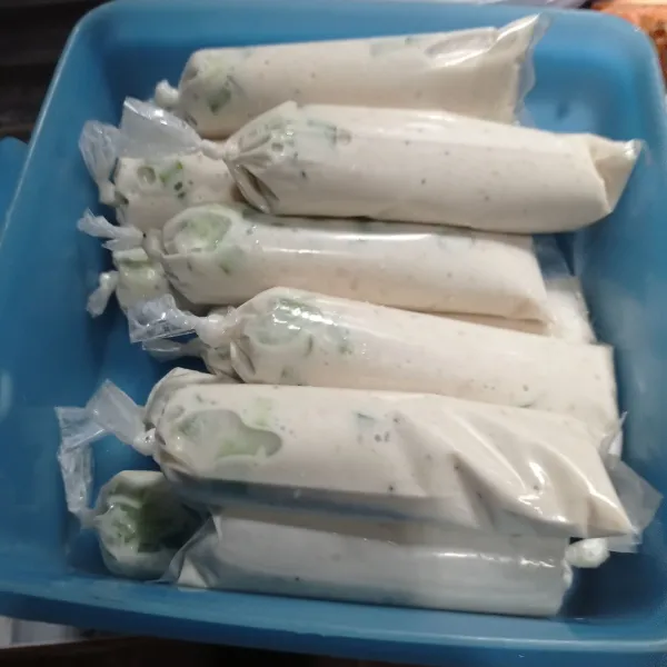 Siapkan plastik es mambo, lalu masukan adonan kedalam plastik iket bagian ujungnya beri sedikit ruang agar pada saat merebus tidak meletus.