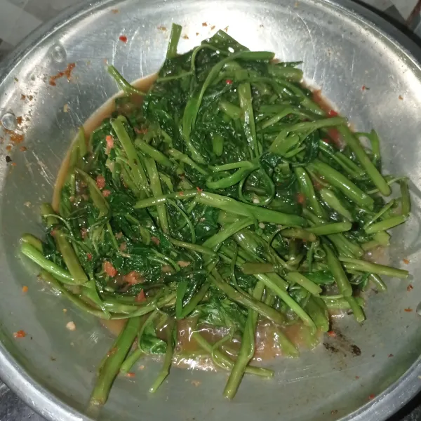 Masak sampai kangkung layu, koreksi rasa jika rasa belum pas tambahkan garam atau gula, matikan api