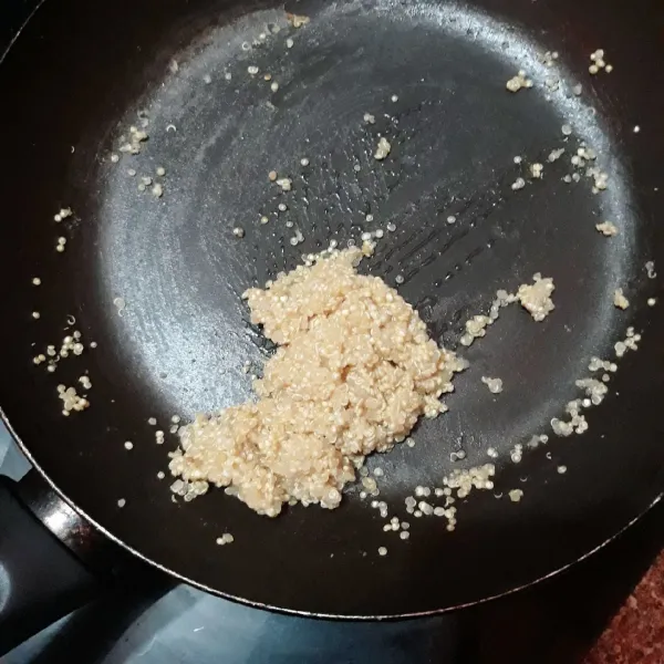 Jangan lupa aduk terus sampai air menyusut, tanda quinoa matang setelah air semua habis di teflon