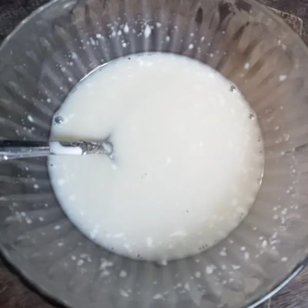 Rebus santan, susu kental manis dan gula pasir hingga mendidih dan gula larut.