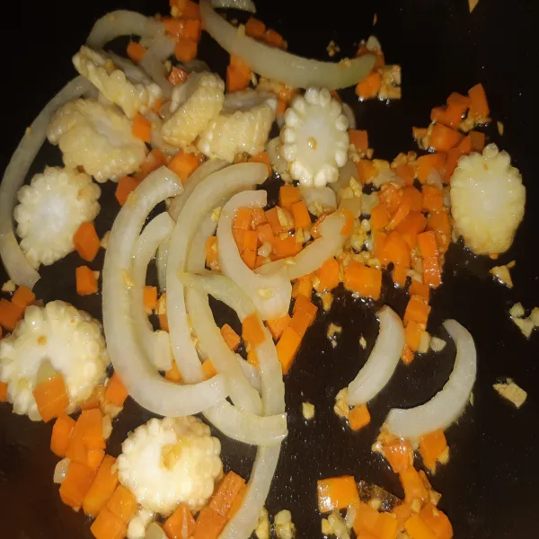 Masukkan jagung dan wortel