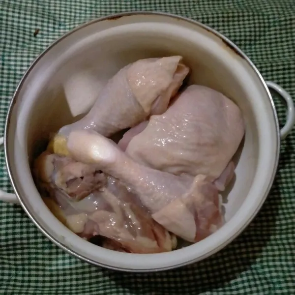 Cuci bersih ayam, kemudian marinasi dengan perasan air jeruk nipis, garam dan lada. Diamkan selama 30 menit.