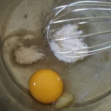 Dalam bowl kocok dengan whisk telur, gula pasir, vanili susu, dan SP hingga mengental .
