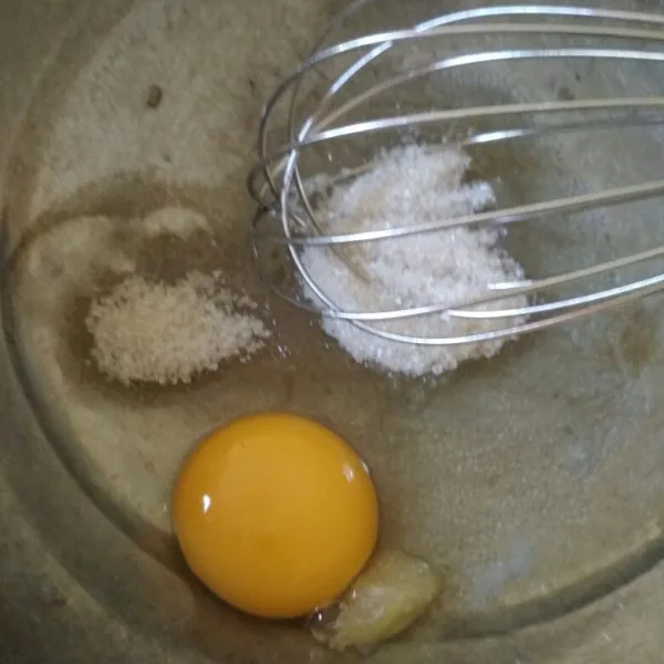 Dalam bowl kocok dengan whisk telur, gula pasir, vanili susu, dan SP hingga mengental .