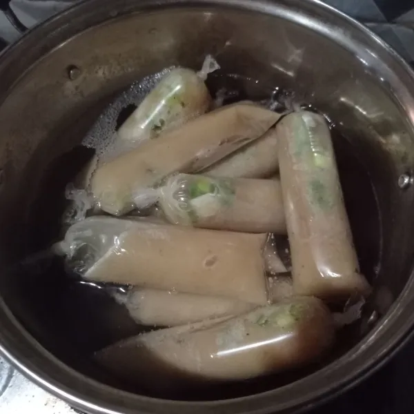 Rebus pada air mendidih sampai mengapung.