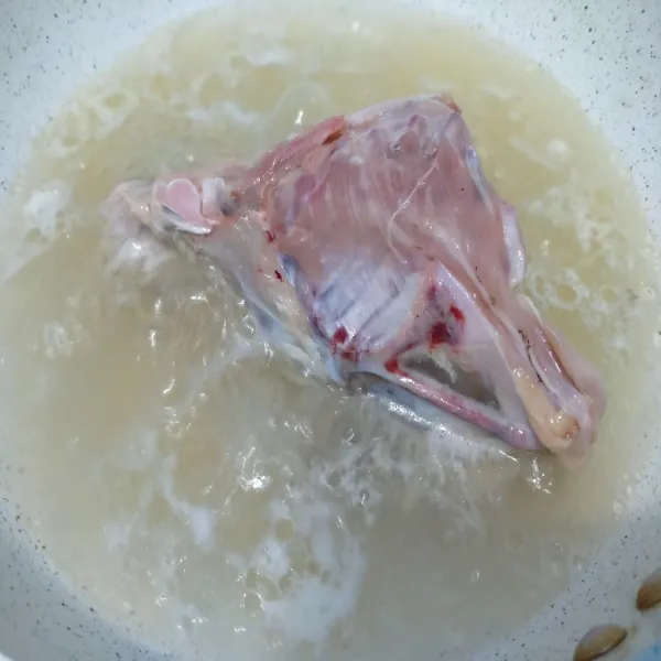 Rebus air dengan tulangan ayam sampai mendidih.