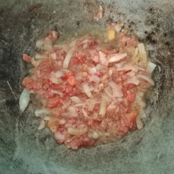 Panaskan minyak goreng, tumis bawang putih dan bawang bombay sampai harum. Tambahkan irisan tomat dan kornet. Aduk rata sampai matang.