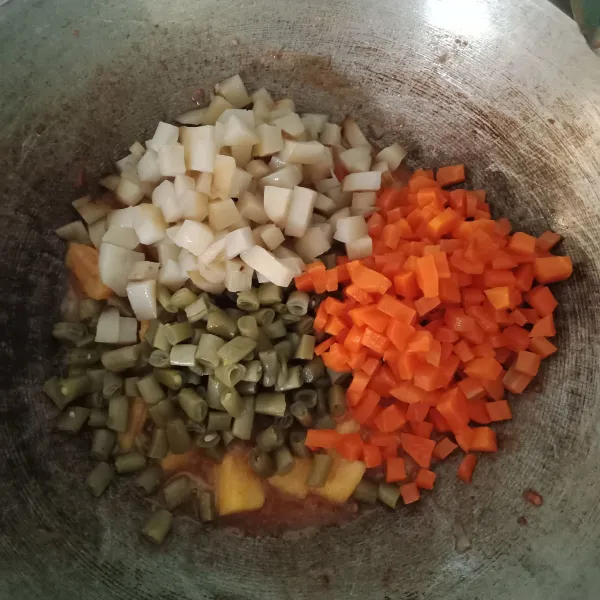 Setelah rasa pas, masukkan nanas, wortel, buncis, ketimun dan kentang. Aduk-aduk sebentar, matikan kompor. Biarkan uap panas hilang.