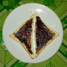 Selay Untuk Roti Belah jadi 2 lalu olesi dengan selai coklat