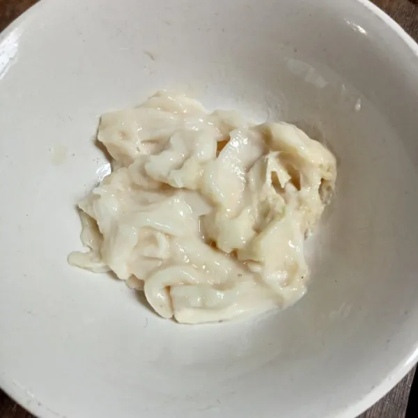 Buang kulit dan biji sirsak.