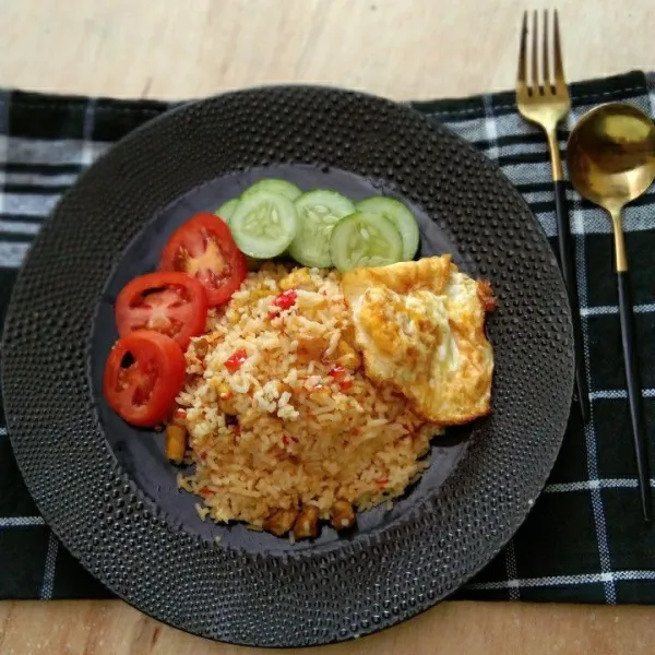 Salin dalam piring saji dengan pelengkap yang ada