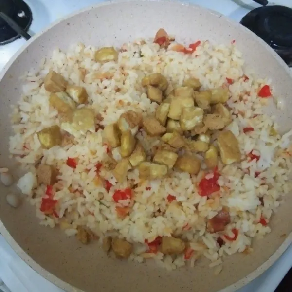 Masukan tahu goreng, aduk rata