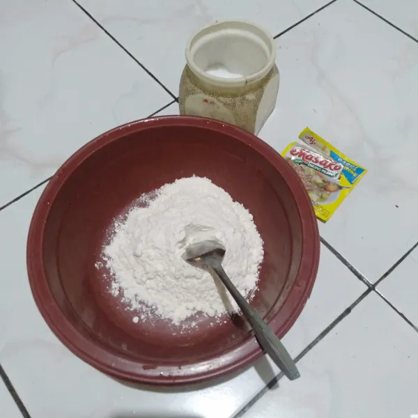 Siapkan tepung terigu secukupnya, beri garam dan penyedap rasa secukupnya, lalu aduk hingga rata